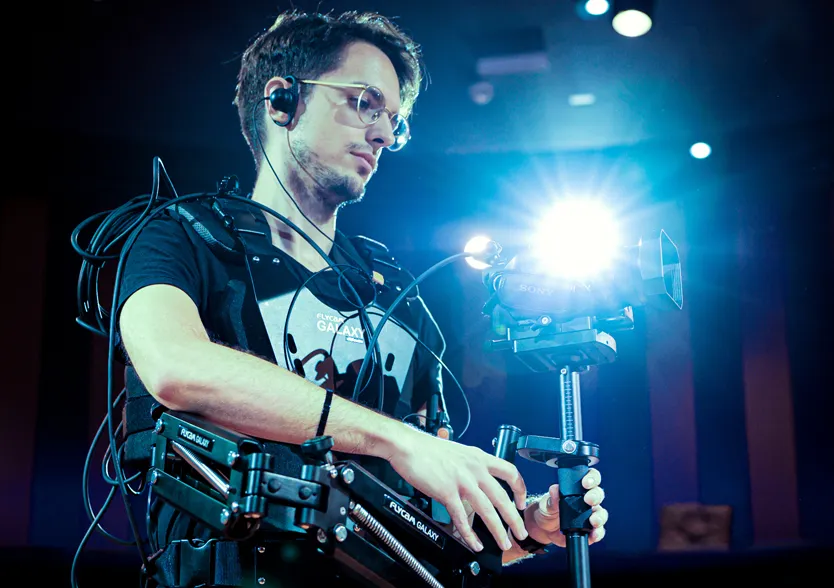 Haris Dervisevic (Head of Interactive) filmt bei einem hybriden Event.